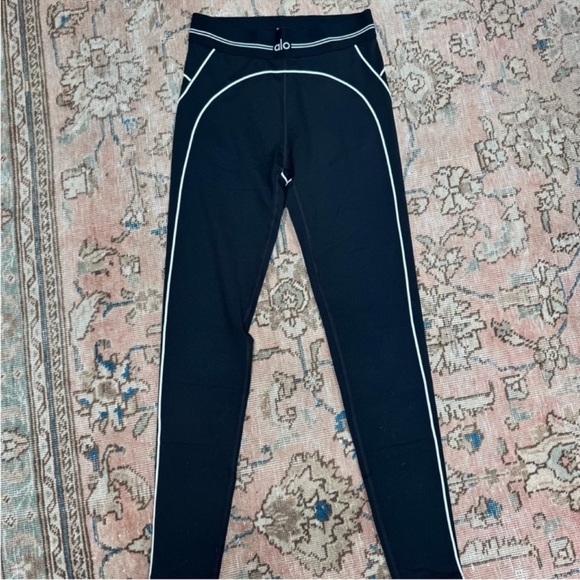 Authentic ALO Yoga Black Set with White Trim - Picture 3 of 3
